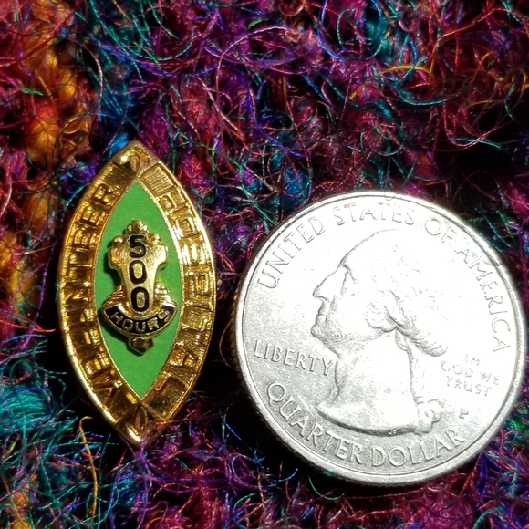 Vintage Hospital Volunteer 500 Hours pin gold tone brooch green enamel - Picture 3 of 7